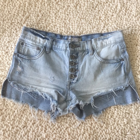 FREE PEOPLE LIGHT WASH DISTRESSED DENIM SHORTS - Picture 1 of 5